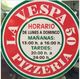 Rótulo de Pizzería La Vespa 50 con horarios de 13:00-16:00 y 20:00-24:00. Abierto todos los días.