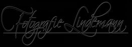 Schwarz-weißer Schriftzug "Fotografie Lindemann" in eleganter, geschwungener Schrift.