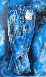 Blaue Jeans auf blauen Hintergrund mit weißen und schwarzen Spritzern, Hose liegt gefaltet.