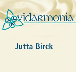 Logo von Vidarmonia und der Name Jutta Birck auf beigem Hintergrund.