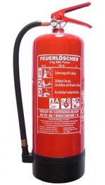 Roter Feuerlöscher mit Beschriftung und Anweisungen zur Benutzung, schwarzer Schlauch an der Seite.