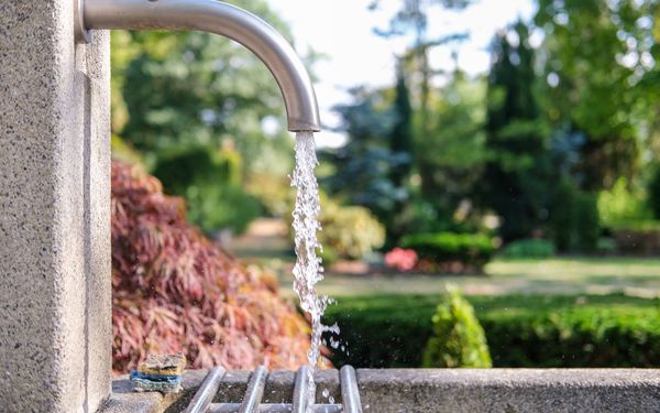 Brunnen mit fließendem Wasser