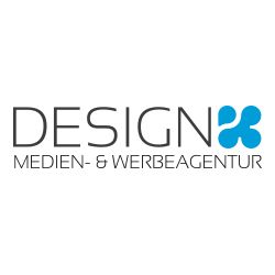 Logo der DESIGN Medien- & Werbeagentur mit blauem stilisiertem Element rechts im Schriftzug.