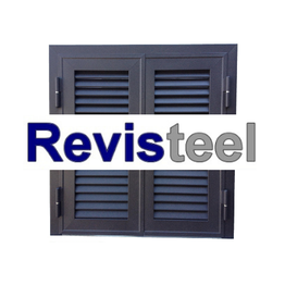 Finestra in metallo scuro con il logo "Revisteel" sovrapposto, su sfondo bianco.