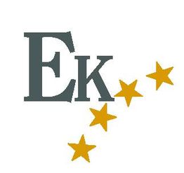 Buchstaben „Ek“ mit vier goldenen Sternen daneben auf weißem Hintergrund.