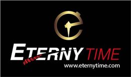 Logo "Eterny Time" or avec texte blanc et rouge, fond noir. www.eternytime.com en bas.