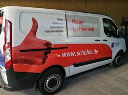 Weißer Handwerker-Van mit rotem Daumen-Logo, der Webseite und Gewerke eines Malerfachbetriebs zeigt.