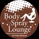 Logo mit Silhouette auf Stuhl, Text: "Body Spray Lounge, UV-freie Bräune", brauner Hintergrund.