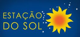Logotipo com sol amarelo e estrelas ao lado das palavras "Estação do Sol" em fundo azul.