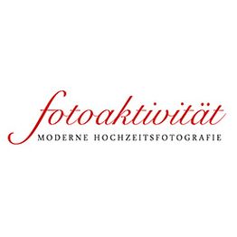 Schriftzug: "fotoaktivität - Moderne Hochzeitsfotografie" in roten und schwarzen Buchstaben.