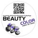 QR-Code und Beschriftung "Beauty Color" auf weißem Hintergrund mit Steinen und lila Blumen.