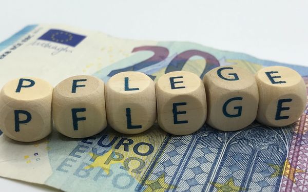 Würfel buchstabieren Pflege auf Geld