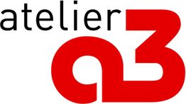 Logo mit schwarzem Text "atelier" und rotem "a3" darauf.
