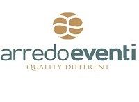 Logo di Arredo Eventi con testo "Quality Different" sotto un simbolo oro astratto.