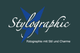 Logo der Firma Stylographic mit Slogan "Fotografie mit Stil und Charme" auf dunkelgrünem Hintergrund.