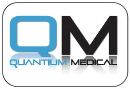 Logotipo de Quantium Medical con las letras "QM" en azul y negro.