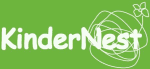 Grünes Logo mit dem Wort "KinderNest" und einem weißen kritzeligen Nest und Blatt.
