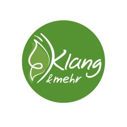 Grüner Kreis mit weißem Logo und Schriftzug "Klang & mehr", stilisierte Blattgrafik daneben.