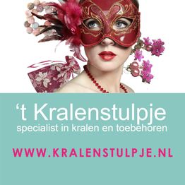 Vrouw met rode masker en kralen, tekst: 't Kralenstulpje, www.kralenstulpje.nl.