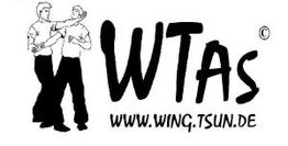 Zwei Personen trainieren Kampfsport neben dem Schriftzug "WTAs" und der Webseite "wing.tsun.de".