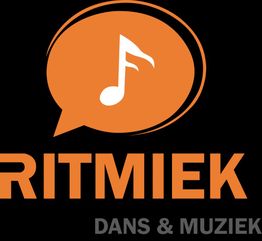 Oranje muzieknoot in een tekstballon, met de tekst: “Ritmiek Dans & Muziek” op zwarte achtergrond.