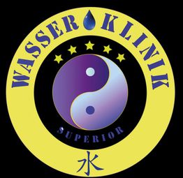 Gelbes Kreislogo mit Yin-Yang-Symbol, fünf Sternen und der Aufschrift "Wasser Klinik Superior".