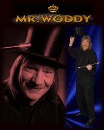 Mann mit Zylinder und Stab. Schriftzug "Mr. Woddy" oben. Rotes und blaues Licht im Hintergrund.