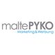 Logo mit Text: "maltePYKO Marketing & Werbung" in Grau und Blau.