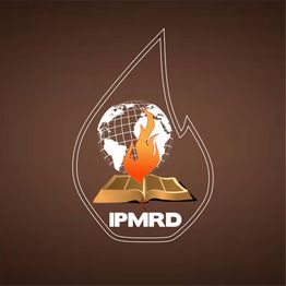 Logotipo com globo, chama, livro aberto e a sigla "IPMRD" em fundo marrom.