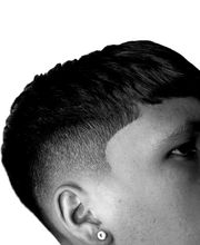 Profilo di un ragazzo con orecchino e capelli corti, sfondo bianco.