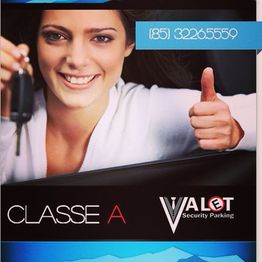 Mulher sorrindo com chave na mão e sinal de positivo, texto "Classe A Valet Security Parking".