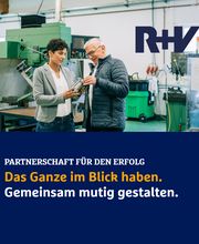 Ein Mann und eine Frau betrachten ein Objekt in einer Werkstatt. Text: "Partnerschaft für den Erfolg".
