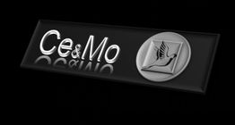 Schwarzes Schild mit "Ce&Mo" und einem Kreis mit fliegendem Vogel im Relief.