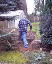 Erdloch gebohrt mit Handbohrer