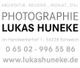 Grafik mit Text: "Photographie Lukas Huneke", Adresse, Telefonnummer und Webseite.