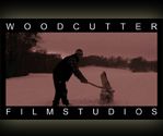 Person im Schnee hackt Holz, mit dem Text "Woodcutter Filmstudios".
