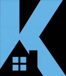 Blauer Buchstabe K mit einem schwarzen Haus und Fenster auf schwarzem Hintergrund.