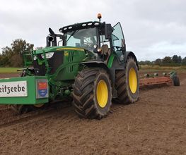 In Havelsee mit dem Traktor auf dem Feld selbst arbeiten