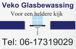 Bord met tekst: "Veko Glasbewassing, Voor een heldere kijk", telefoonnummer en raamtrekker afbeelding.