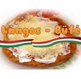 Lángos mit Käse und Sauce, Aufschrift "Lángos - Büfé", ungarische Flagge im Hintergrund.