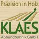 Logo mit Text "Präzision in Holz, KLAES Abbundtechnik GmbH", Pfeile in Holzoptik.