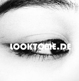 Nahaufnahme eines geschlossenen Auges in Schwarzweiß mit Schriftzug "LOOKTOME.DE".