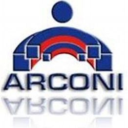 Logo con figura geométrica y la palabra "ARCONI" en azul y rojo, con reflejo abajo.