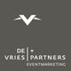 Logo von "De Vries + Partners Eventmarketing" auf grauem Hintergrund mit weißem Symbol oben.