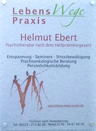 Praxis-Schild: Lebenswege Helmut Ebert, Psychotherapie, Entspannung, Seminare, Beratung.