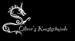 Ein weißer Drache und der Text „Oliver's Kunstschmiede“ auf schwarzem Hintergrund.