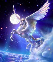 Un pegaso bianco vola tra le nuvole sotto la luna piena in un cielo stellato.