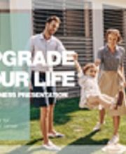 Eine Familie spielt im Garten. Text: "Upgrade Your Life. LR Business Presentation."