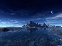 Berglandschaft bei Nacht mit spiegelndem Wasser und Halbmond am Himmel.