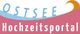 Logo mit Text "Ostsee Hochzeitsportal" in wellenförmiger blauer und rosa Gestaltung.